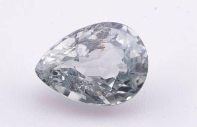 gros plan d'un diamant sur une surface blanche