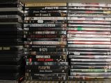 une pile de DVD empilés sur une étagère dans un magasin
