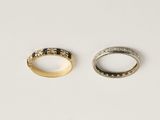 deux bagues en or et en argent, ornées de diamants noirs et blancs