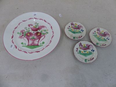 une assiette et quatre petits plats sur la table