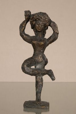 statue d'une femme tenant un oiseau sur la tête