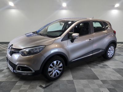 la voiture argentée est garée sur le sol en damier d'un garage
