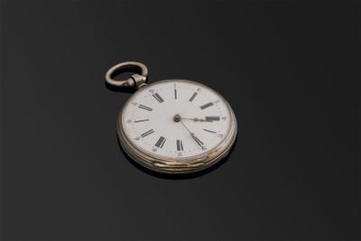 Montre à cylindre en argent à huit rubis, fond usé. D. 45mm.