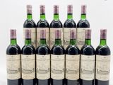 plusieurs bouteilles de vin sont alignées sur une surface blanche