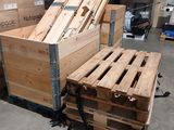 de nombreuses palettes en bois empilées les unes sur les autres dans un entrepôt