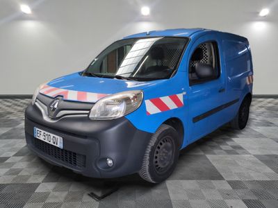 la photo d'une camionnette bleue avec une bande rouge et blanche sur le côté