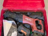 une caisse à outils rouge avec des outils sur le sol