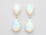 une paire de boucles d'oreilles en oplite et diamants