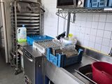 une cuisine équipée d'un évier, d'un micro-ondes et d'autres appareils électroménagers