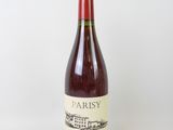 une bouteille de vin posée sur une table