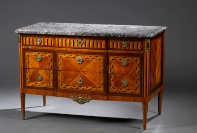 une commode ancienne avec un plateau en marbre et des tiroirs