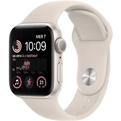 Une Apple Watch avec un bracelet blanc est représentée sur un fond blanc.