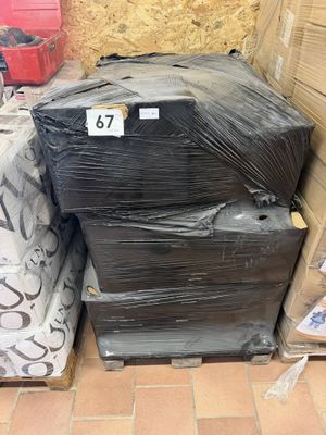 de nombreux cartons de matelas posés par terre dans le magasin