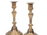 paire de chandeliers anciens en laiton sur fond blanc