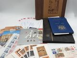 de nombreux types de timbres sur la table