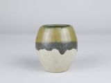 gros plan d'un vase sur une surface blanche
