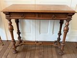 une table en bois surmontée de deux tiroirs