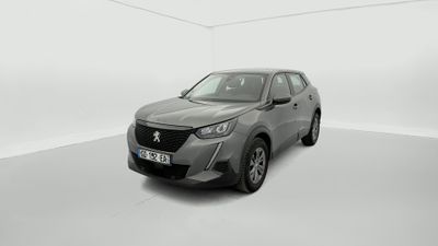 une voiture grise dans une pièce blanche, sur fond blanc