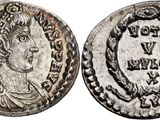 une pièce d'argent représentant une femme