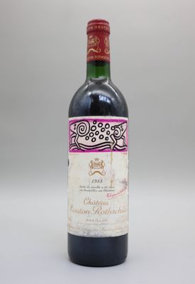 une vieille bouteille de vin posée sur une table blanche