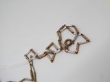 une photo d'un collier en or orné d'une étoile