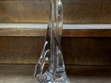 un vase en verre posé sur le rebord d'une fenêtre