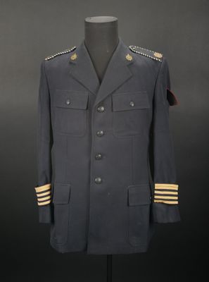 un uniforme militaire sur un mannequin, devant un fond noir