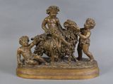 statue en bronze représentant un garçon et deux autres garçons avec un mouton