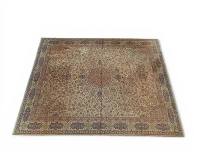 an oriental rug with a cross on the middle of it
