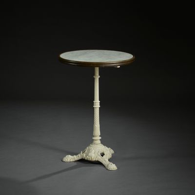 une table blanche avec un plateau en marbre sur fond noir