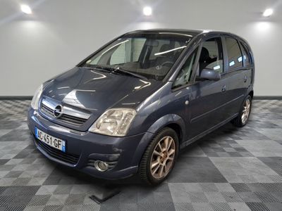 la photo d'une petite voiture bleue garée dans un garage