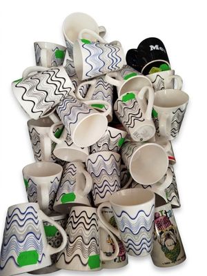 une pile de tasses à café et de mugs posée sur une table