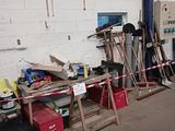 un homme debout dans un garage avec un skateboard