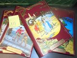 plusieurs livres pour enfants posés sur une table dans une pièce
