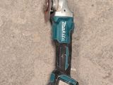 a small tool that is laying on the ground