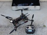 une boîte contenant des outils et un système de télécommande posée au sol