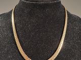 gros plan d'un collier sur un mannequin mannequin mannequin mannequin mannequin mannequin mannequin mannequin mannequin