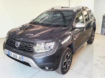une photo d'une Dacia grise garée dans un garage