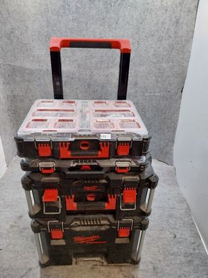 deux coffres à outils noirs et rouges empilés l'un sur l'autre