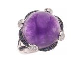 une image représentant une bague ornée d'une pierre violette entourée de saphirs bleus