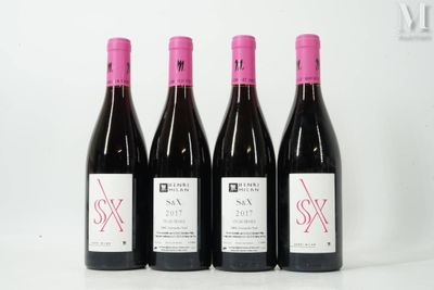 trois bouteilles de vin sont alignées sur une surface blanche