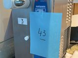 une machine posée sur un comptoir