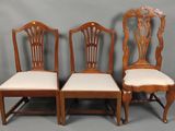un ensemble de quatre chaises de salle à manger anciennes avec des assises rembourrées