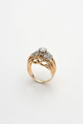 gros plan d'une bague en or et diamants sur fond blanc