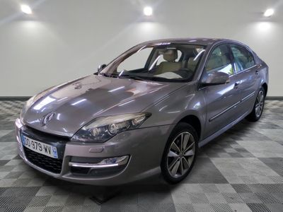 la photo d'une voiture argentée garée dans un garage