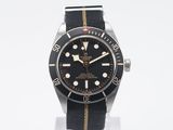 gros plan d'une montre sur un support sur une surface blanche