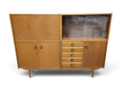 une armoire en bois à trois tiroirs et une porte vitrée