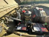 deux batteries situées dans le compartiment moteur d'un véhicule militaire