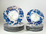 plusieurs assiettes sont empilées sur une surface blanche
