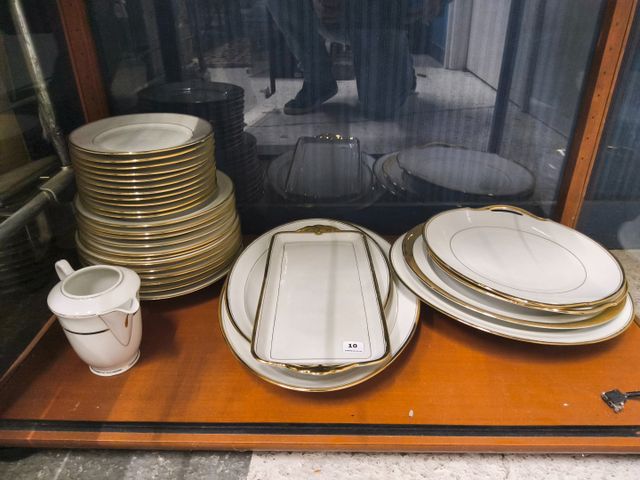 Partie de services en porcelaine de Limoges à décor de filets dor...